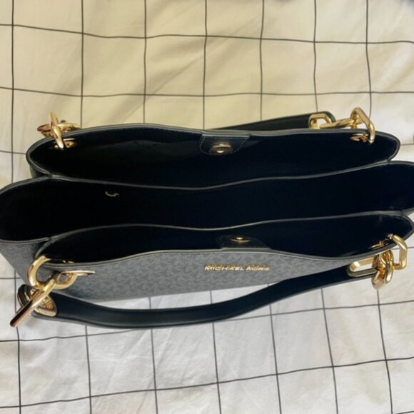 Michael Kors Trisha Large Logo Shoulder Bag - Picture 4 of 4